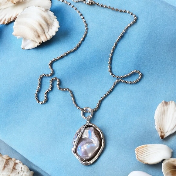 Silver toned Minimalist Necklace with an Iridescent Charm Baroque faux pearl - Picture 4 of 16